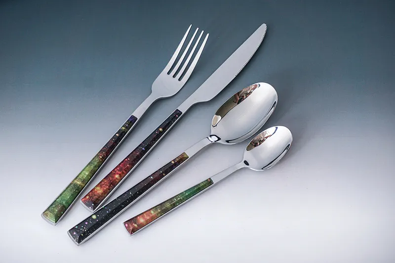 المصنع مباشرة طقم أدوات مائدة من الفولاذ المقاوم للصدأ بمقبض بلاستيكي رخامي 5 نجوم للفندق قابل لإعادة الاستخدام من الفولاذ المقاوم للصدأ طقم أدوات مائدة من 20 قطعة ملعقة شوكة سكين شوكة