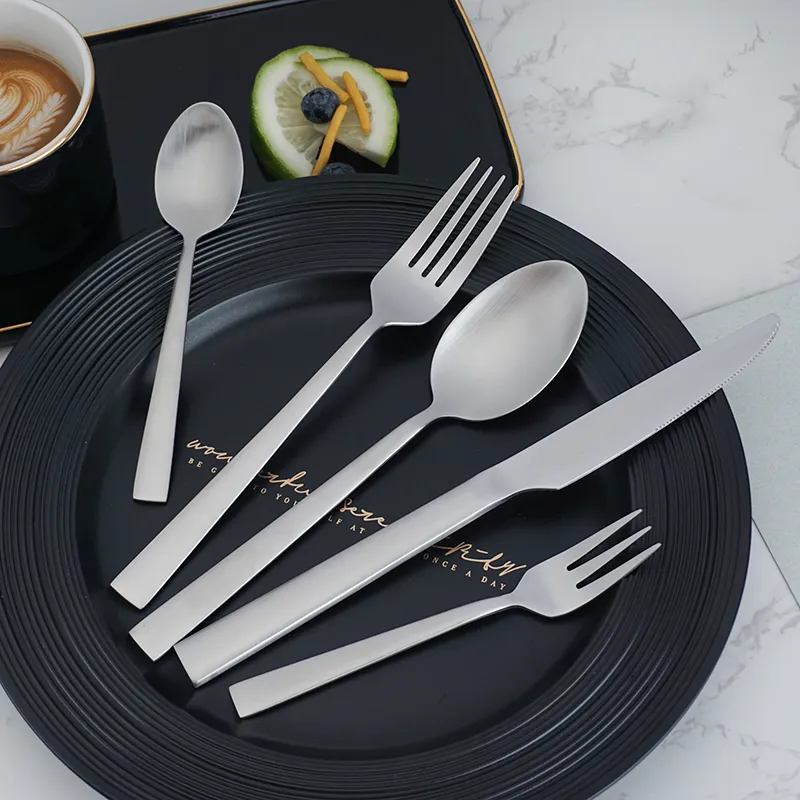 طقم أدوات مائدة من الفولاذ المقاوم للصدأ 24 قطعة من الفولاذ المقاوم للصدأ من جيانغ طقم أدوات مائدة من الفولاذ المقاوم للصدأ مطفأ شوكة مطفأ ملعقة عتيقة طقم أواني طعام عتيقة للبيع في سوق أوروبا