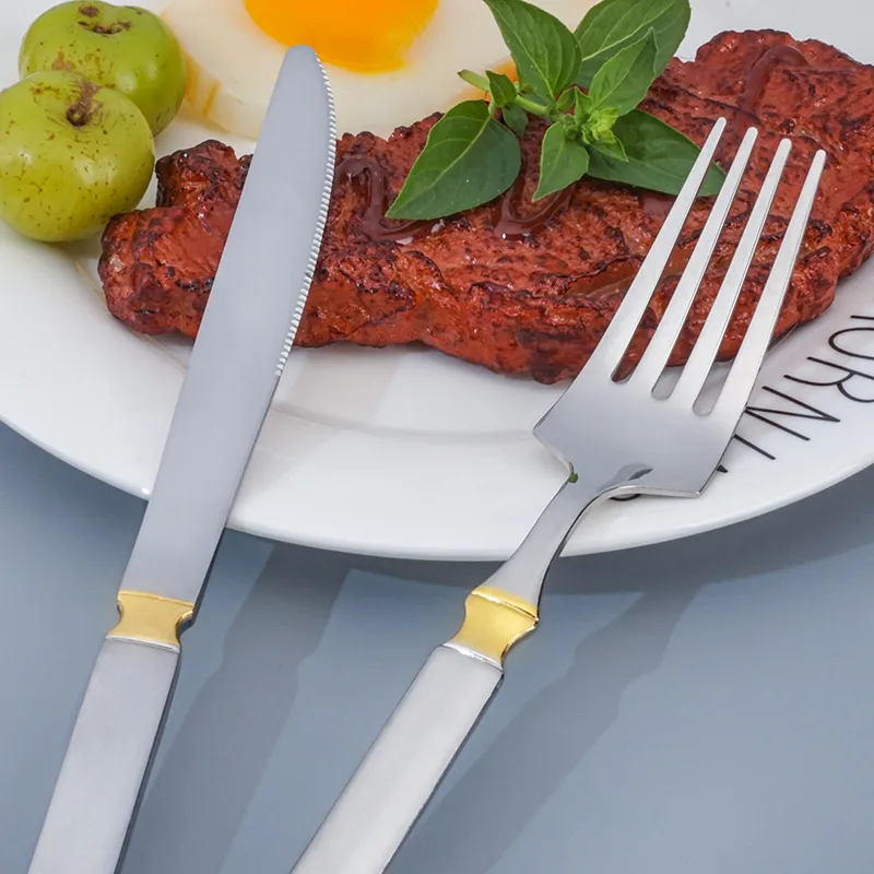 طقم أدوات مائدة مطلي بالذهب بتصميم ليزر في حقيبة معلقة طقم أدوات مائدة 6 قطع للبيع بالجملة