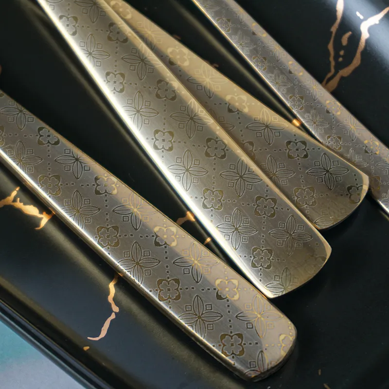 حار بيع الساخن أدوات المائدة شوكة سكين ملعقة ملعقة صغيرة 4 قطع طقم أدوات مائدة من الفولاذ المقاوم للصدأ مطلي بالذهب لفندق مطعم