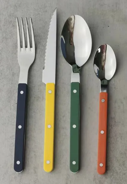 neues weihnachtliches Besteckset aus Edelstahl mit buntem Griff