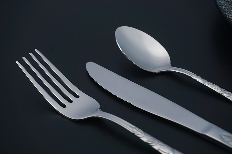 طقم أدوات مائدة من الفولاذ المقاوم للصدأ بنمط عتيق لملاعق العشاء المنزلي وسكاكين شرائح اللحم وشوك الحلوى