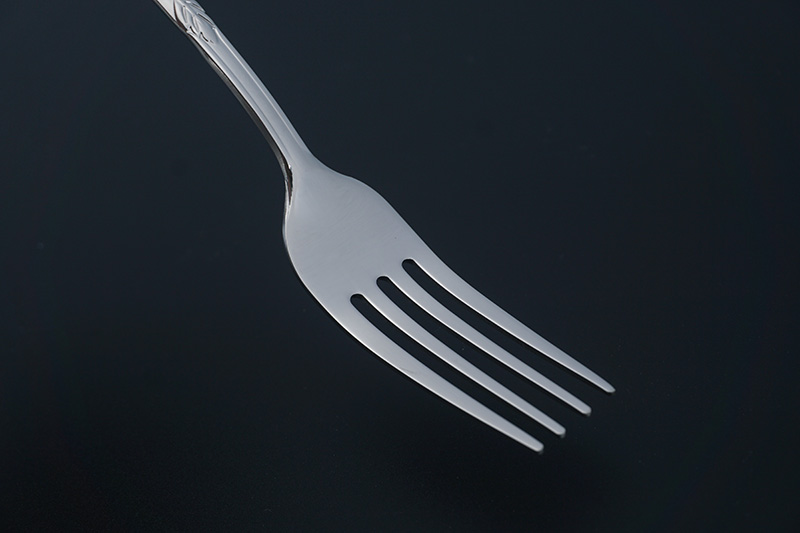 طقم أدوات مائدة من الفولاذ المقاوم للصدأ بنمط عتيق لملاعق العشاء المنزلي وسكاكين شرائح اللحم وشوك الحلوى