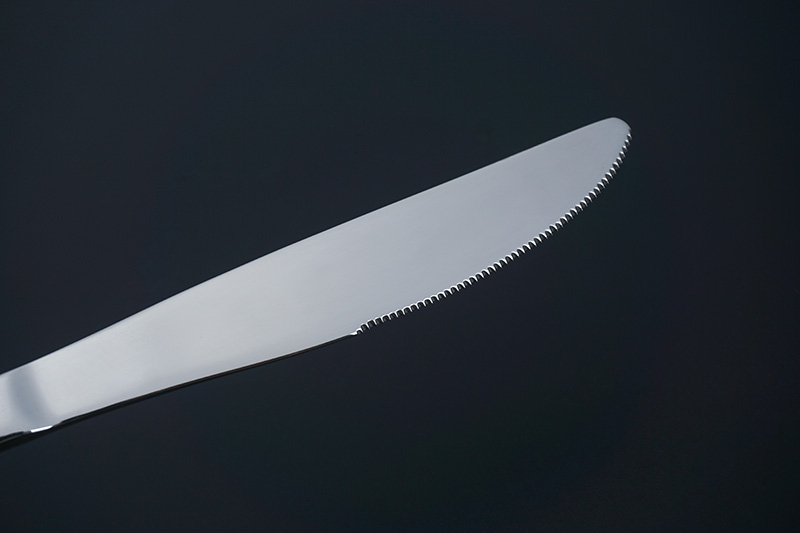 طقم أدوات مائدة من الفولاذ المقاوم للصدأ بنمط عتيق لملاعق العشاء المنزلي وسكاكين شرائح اللحم وشوك الحلوى