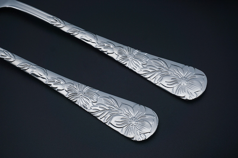 طقم أدوات مائدة من الفولاذ المقاوم للصدأ بنمط عتيق لملاعق العشاء المنزلي وسكاكين شرائح اللحم وشوك الحلوى