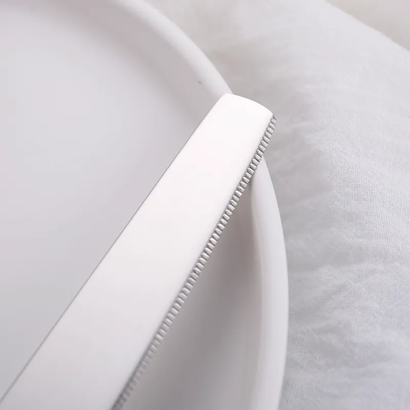 طقم أدوات مائدة من الفولاذ المقاوم للصدأ طقم أدوات مائدة من الفولاذ المقاوم للصدأ ملعقة بمقبض بلاستيكي شوك وسكاكين خارجية مزورة طقم أدوات مائدة بمقبض بلاستيكي