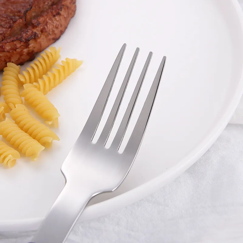 طقم أدوات مائدة من الفولاذ المقاوم للصدأ طقم أدوات مائدة من الفولاذ المقاوم للصدأ ملعقة بمقبض بلاستيكي شوك وسكاكين خارجية مزورة طقم أدوات مائدة بمقبض بلاستيكي