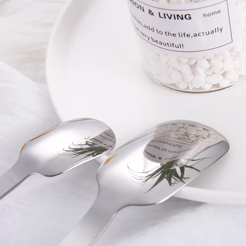 طقم أدوات مائدة من الفولاذ المقاوم للصدأ طقم أدوات مائدة من الفولاذ المقاوم للصدأ ملعقة بمقبض بلاستيكي شوك وسكاكين خارجية مزورة طقم أدوات مائدة بمقبض بلاستيكي